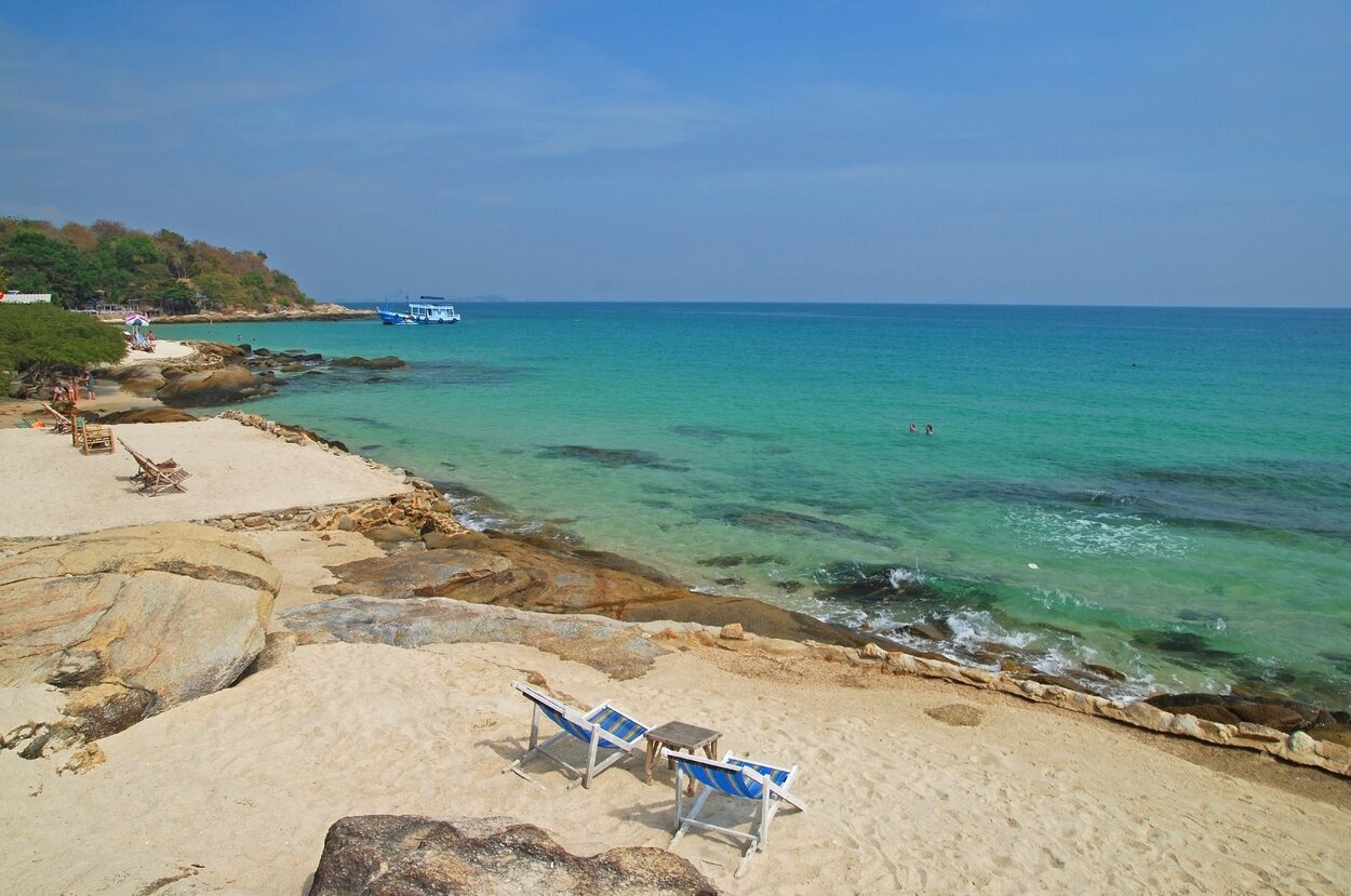 Playa de arena fina y agua cristalina en la isla de Ko Samet