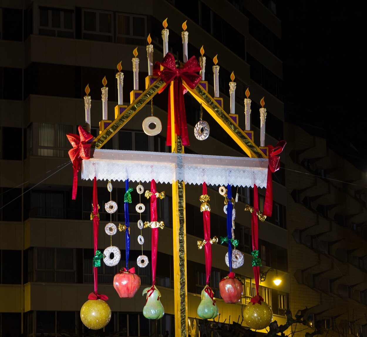 El tradicional Ramo Leónes se coloca en la Plaza de la Cortes Leonesas