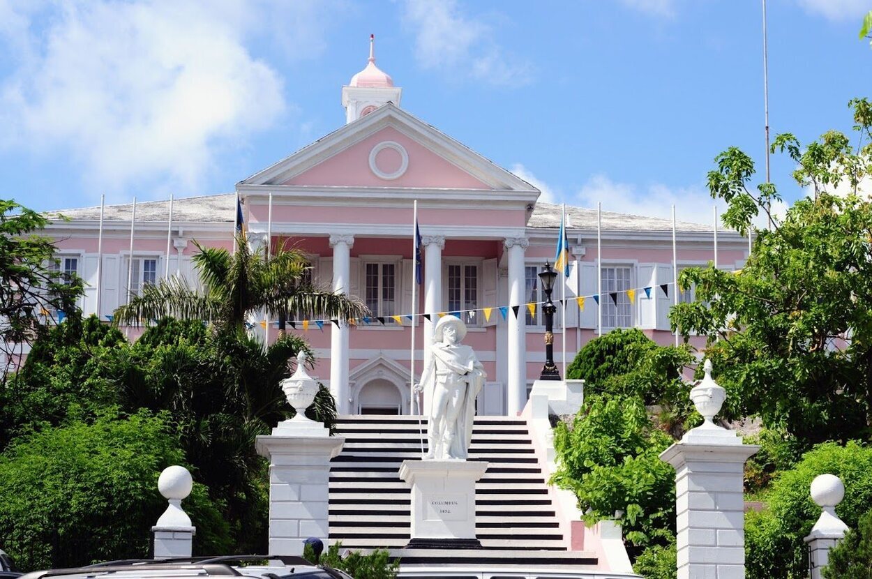 El Goverment House llama la atención por sus colores blancos y rosas