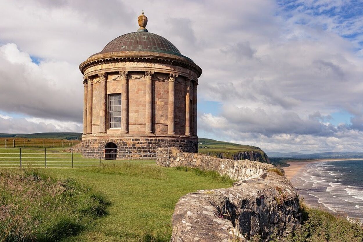 El Templo de Mussenden fue construido en 1783 y se encuentra junto a la playa de Downhill