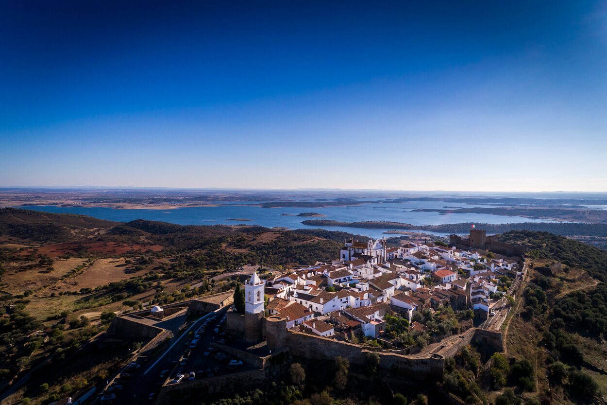 Vista de Monsaraz y el Gran Lago en Alqueva