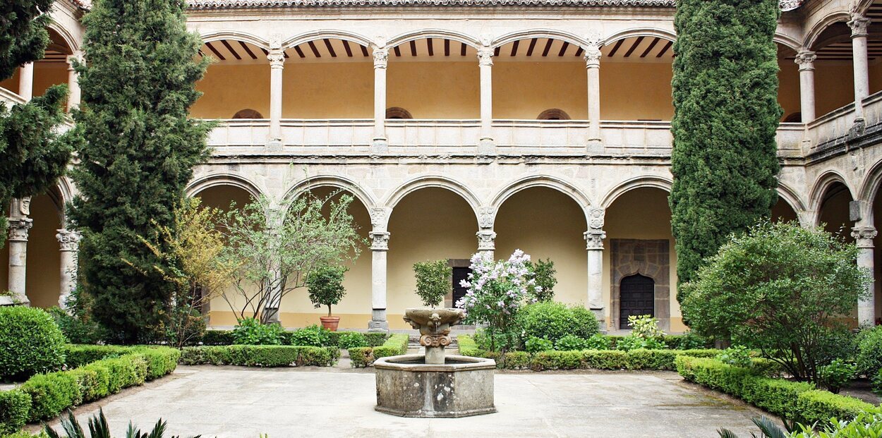 Carlos I se instaló en un palacio construido junto al Monasterio