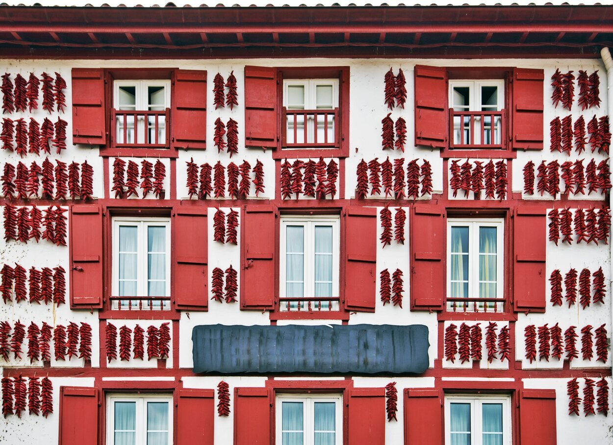 Pimientos colgados en una fachada en Espelette