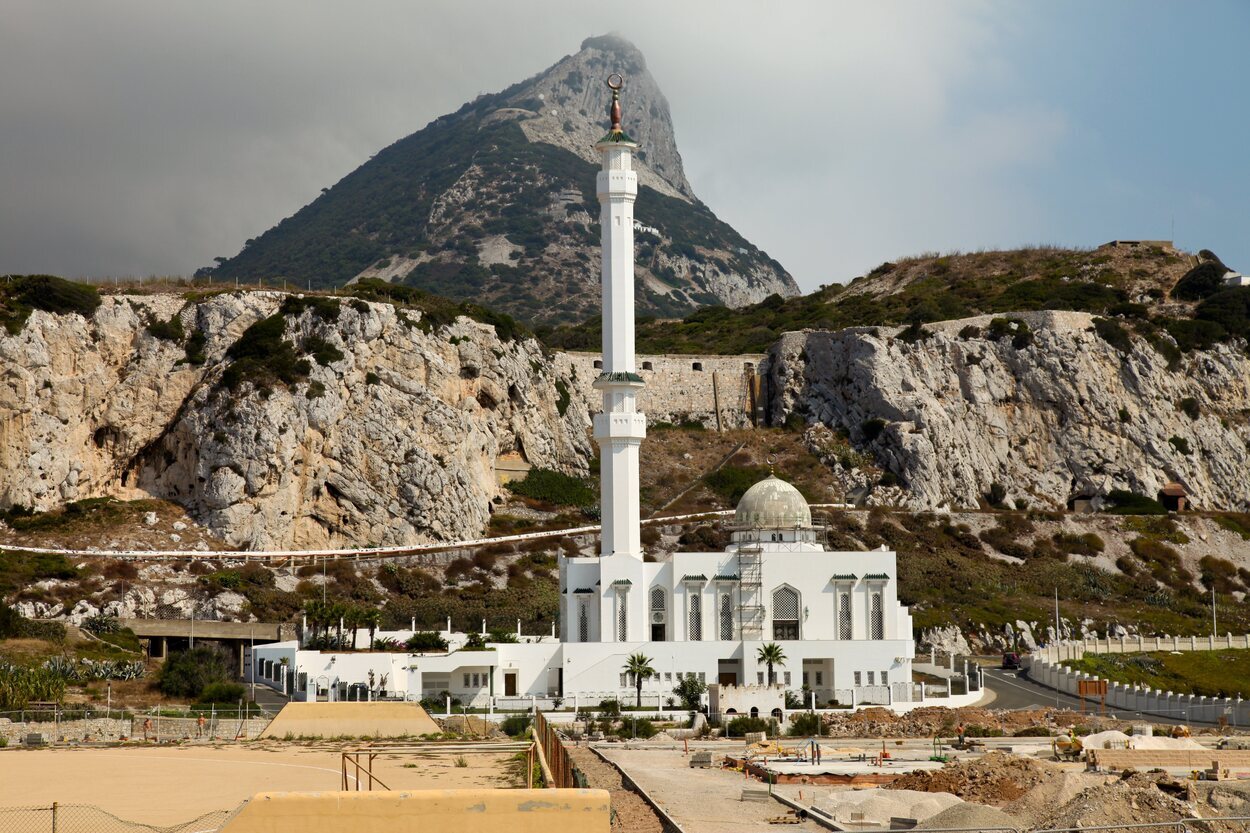 Mezquita Ibrahim-al-Ibrahim junto al peñón de Gibraltar