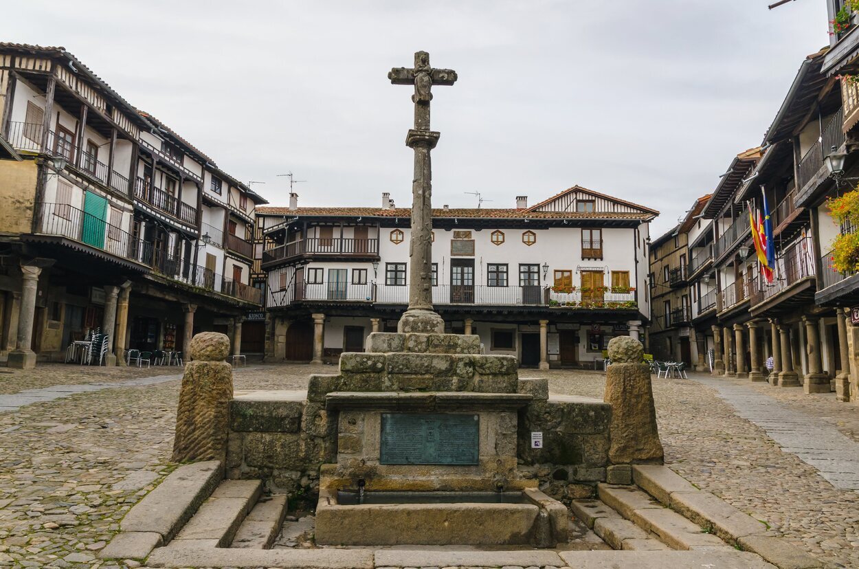 Vista del crucero y la fuente de la plaza de La Alberca