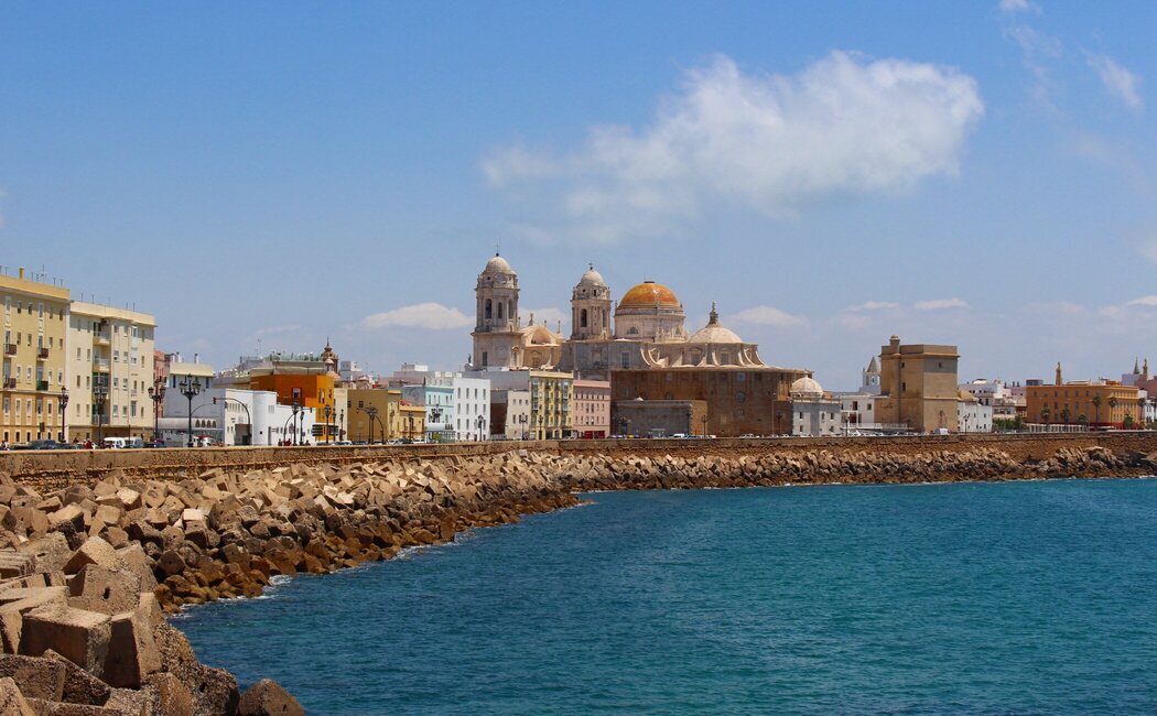 Qué ver en Cádiz, la ciudad más antigua de Occidente: monumentos, playas y dónde comer