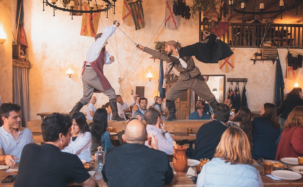 Puy Du Fou España aúna gastronomía y espectáculo con el Bodegón del Capitán, su nueva experiencia culinaria