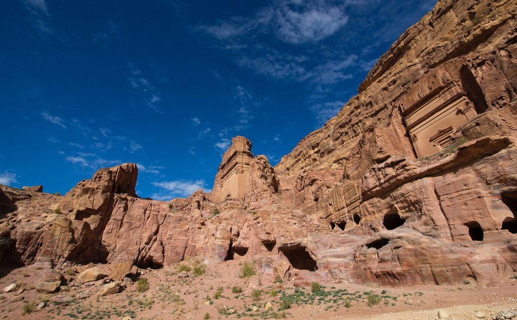 Qué ver, qué hacer y cómo llegar a Petra, una maravilla del mundo en Jordania