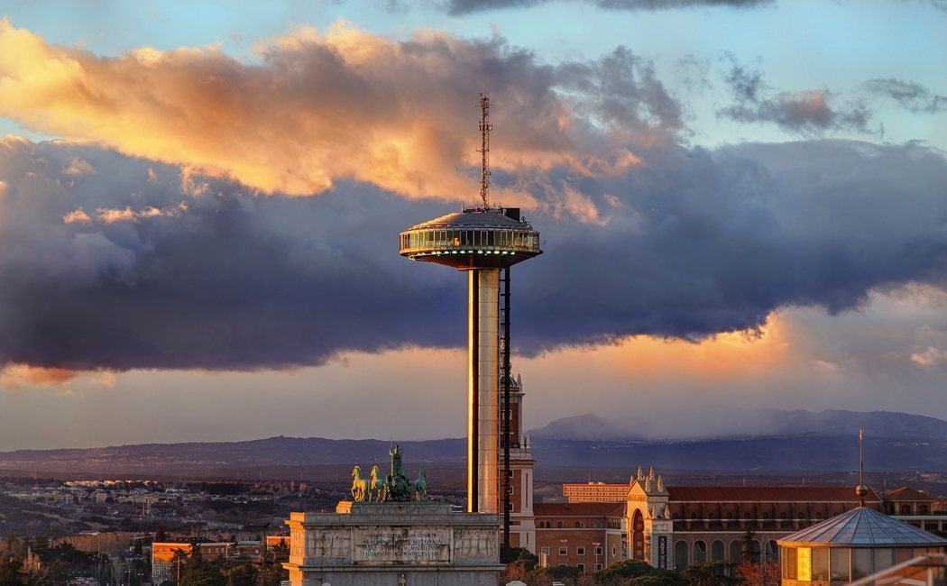 Faro de Moncloa: el accidentado vigía de la capital de España