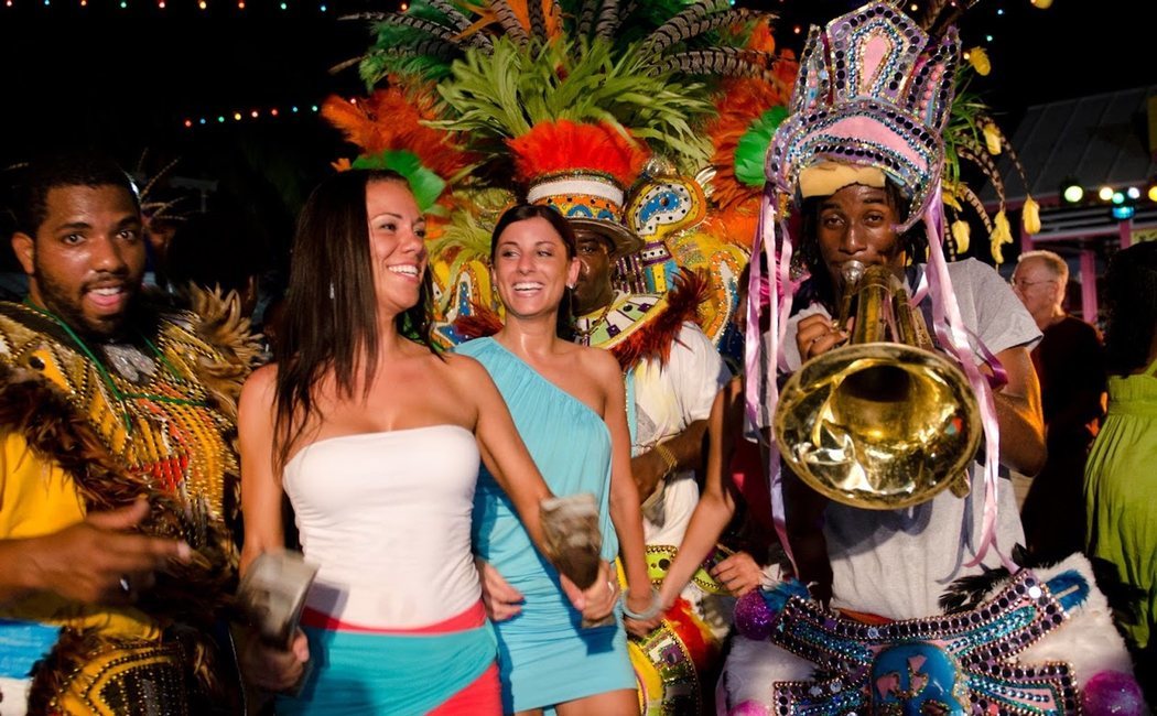 Conoce el Junkanoo Festival de Bahamas, el colorido carnaval que alegra Nassau