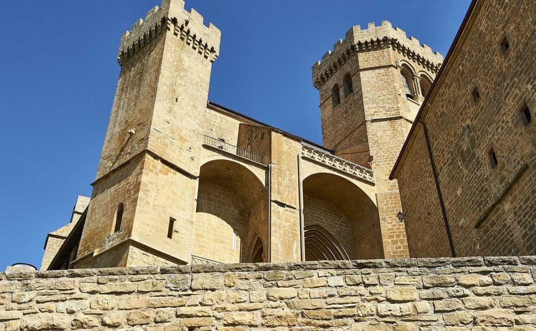 Ujué y otros pueblos de España con iglesias fortificadas