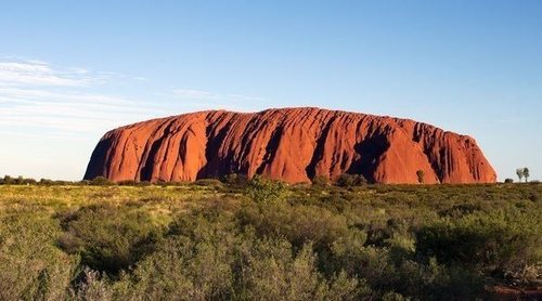 Dónde está y cómo llegar a Uluru (Ayers Rock), la formación rocosa de Australia que desprende magia