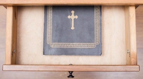Por qué en los hoteles hay biblias
