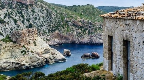 Qué ver y cómo llegar a Cabrera, una isla mágica y llena de secretos en Baleares