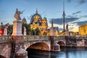 La Catedral, la Torre de Televisión y el Schlossbruecke de Berlín