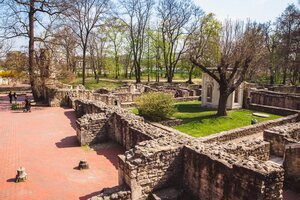 Ruinas de un antiguo monasterio dominicano en el parque Isla Margarita en Budapest