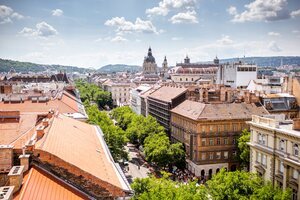 Vista de la Avenida Andrássy y la iglesia de San Esteban de Budapest