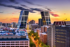 Las torres Puerta de Europa o Torres KIO en el Paseo de la Castellana de Madrid.