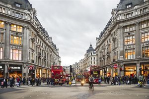 Oxford Circus y la comercial calle Regent de Londres.