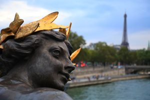 Una escultura del puente Alexander III de París con la torre Eiffel de fondo