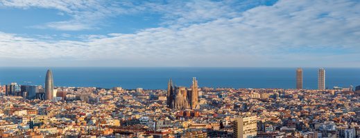 Vista de Barcelona con la Torre Agbar, la Sagrada Familia y las Torres de la Vila Olímpica sobresaliendo