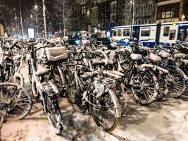 Bicicletas nevadas en la ciudad de Amsterdam