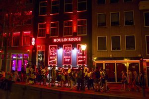 El característico barrio rojo de Amsterdam de noche.