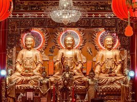 Estatuas en Mangkon Road en Bangkok