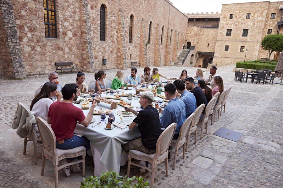 Los concursantes de 'Traitors España' en el patio del Parador de Sigüenza