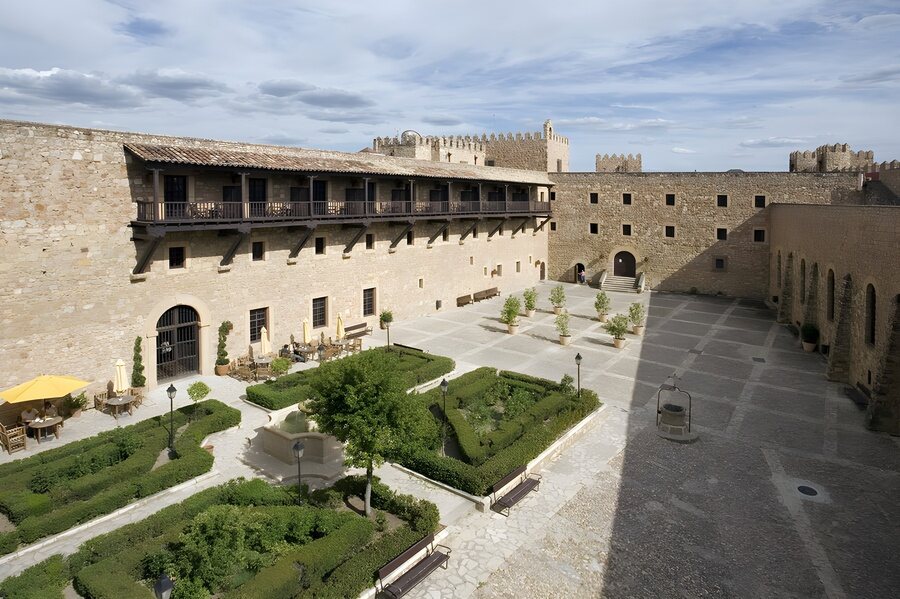 El patio empedrado del Parador de Sigüenza